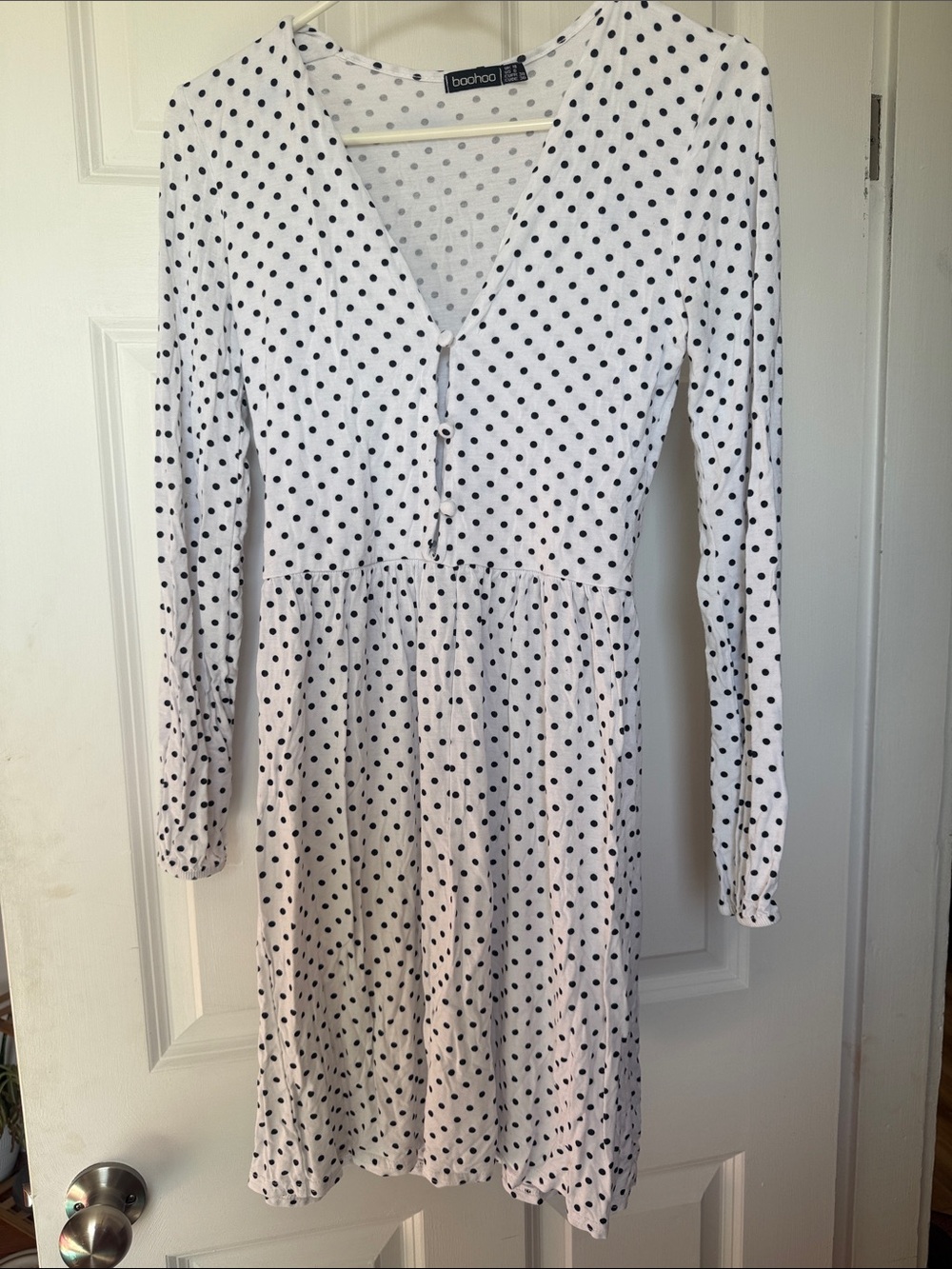 Boohoo White and Black Polka Dot Long-Sleeve V-Neck Dress